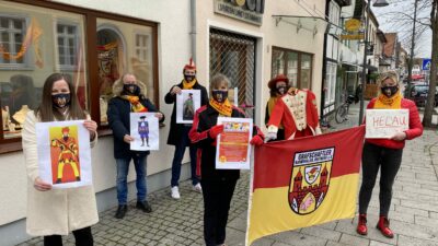 Foto: Julia Wittreck, Peter Milsch (beide Stadtmarketing Rietberg GmbH) und von den Grafschaftlern Thomas Hildebrandt, Bettina Hüllmann, Ruth Krüger und die amtierende Prinzessin Karin I. Lummer (von links) freuen sich auf viele bunte Bilder und Masken. Foto: Stadt Rietberg.